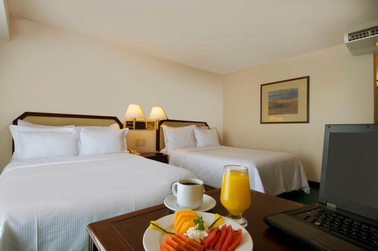 Fiesta Inn Toluca Centro Экстерьер фото