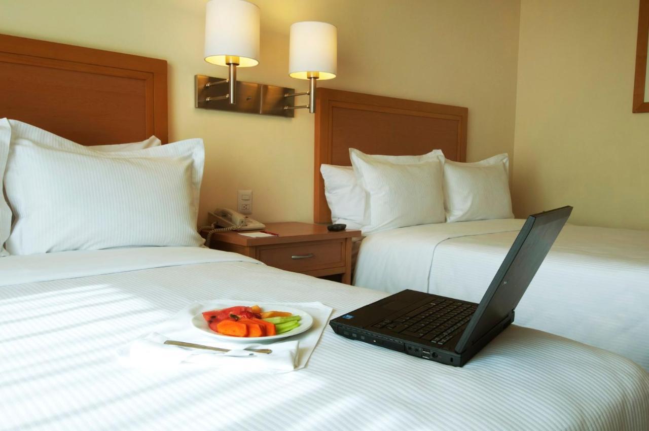 Fiesta Inn Toluca Centro Экстерьер фото