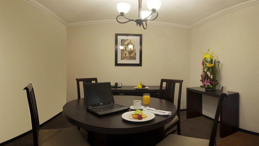 Fiesta Inn Toluca Centro Экстерьер фото